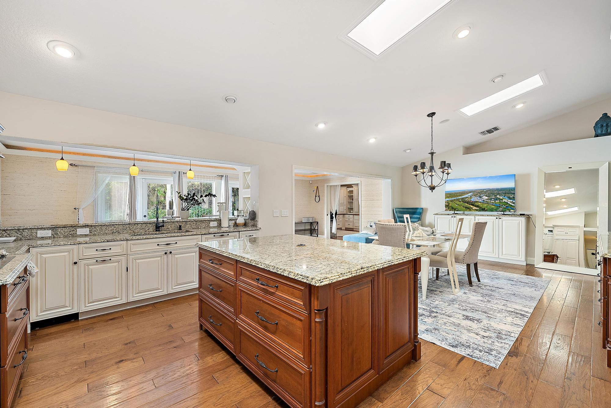 542 N Cypress Drive | Tequesta, Florida