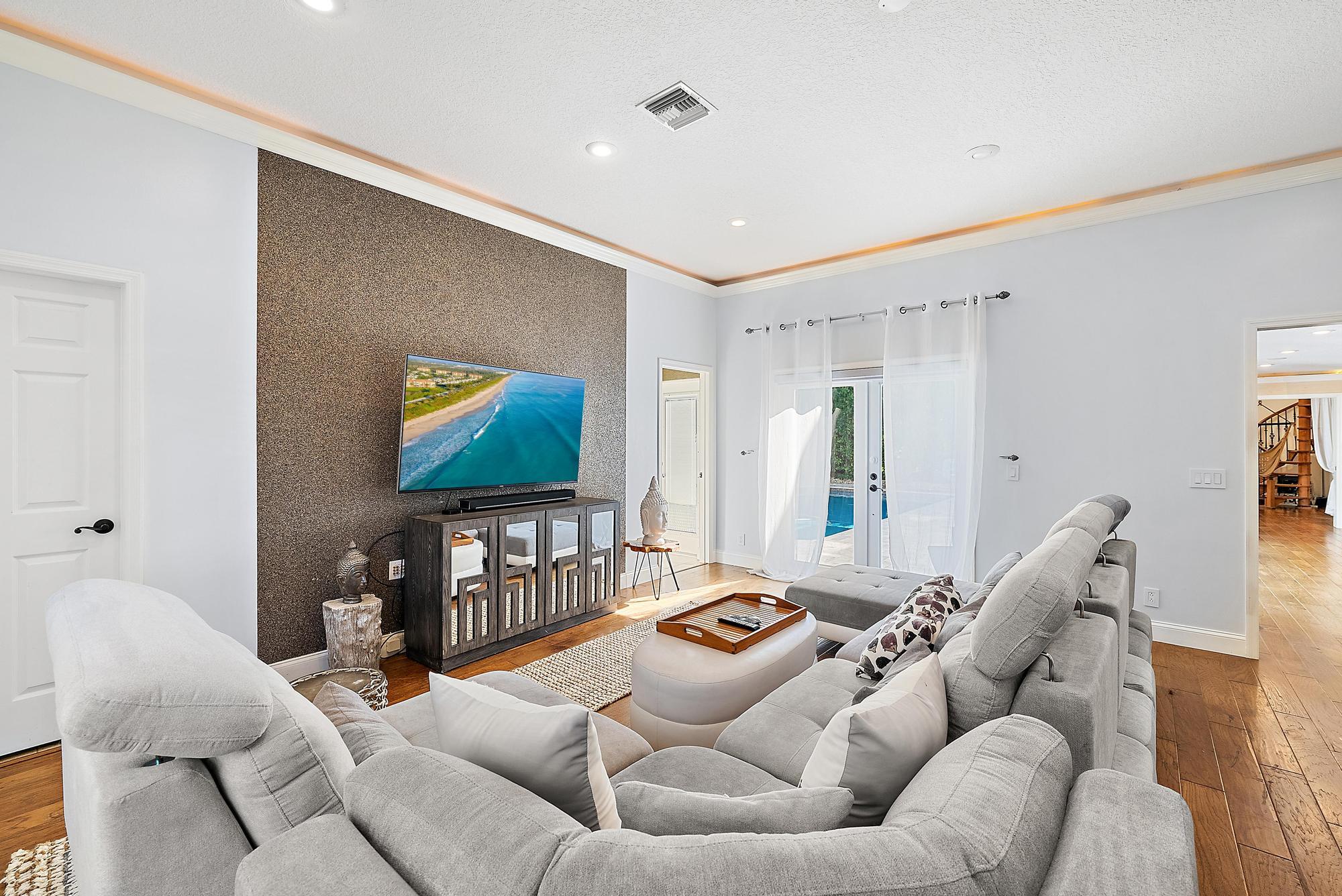 542 N Cypress Drive | Tequesta, Florida