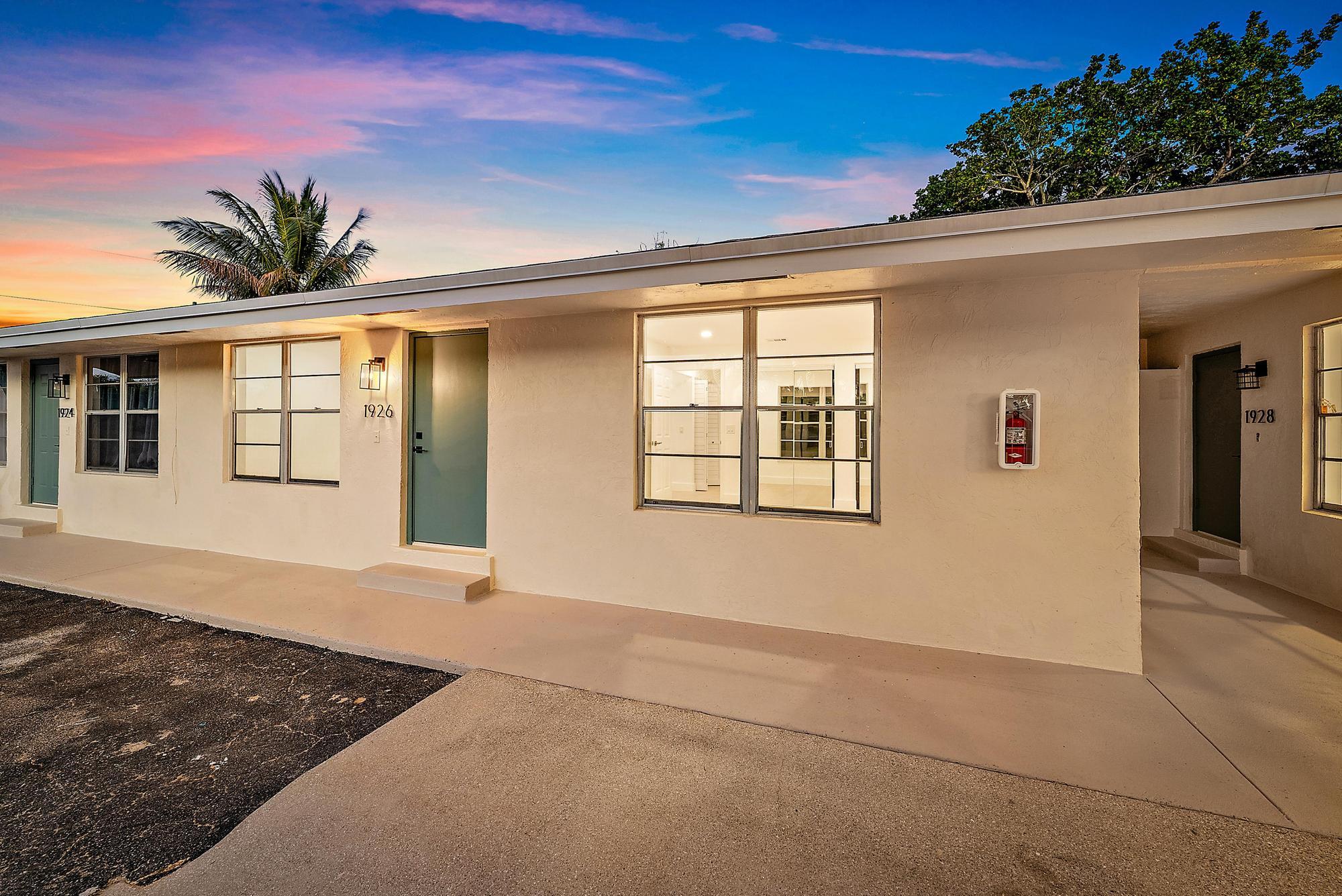 1926 Service Road | North Palm Beach, Florida