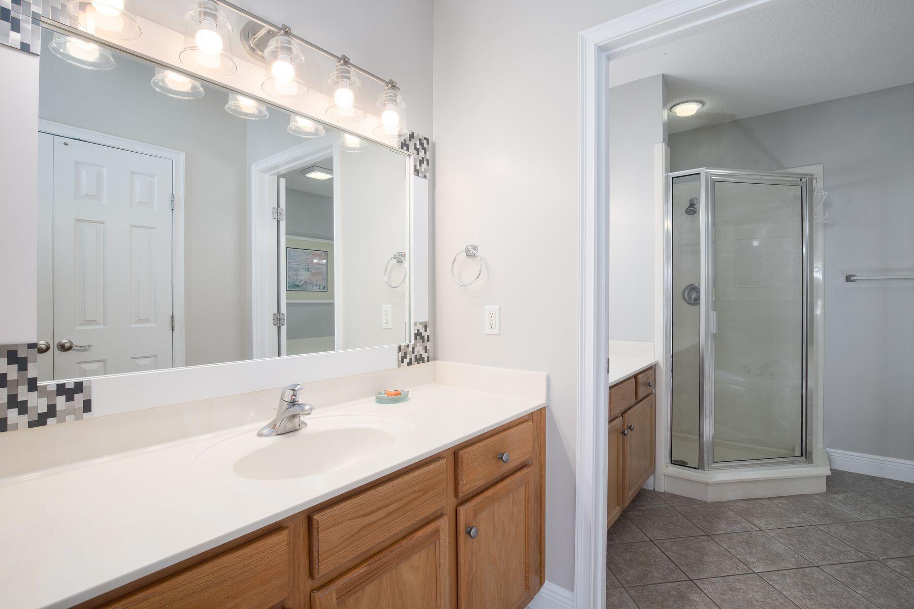 590 Santa Rosa Boulevard, 605