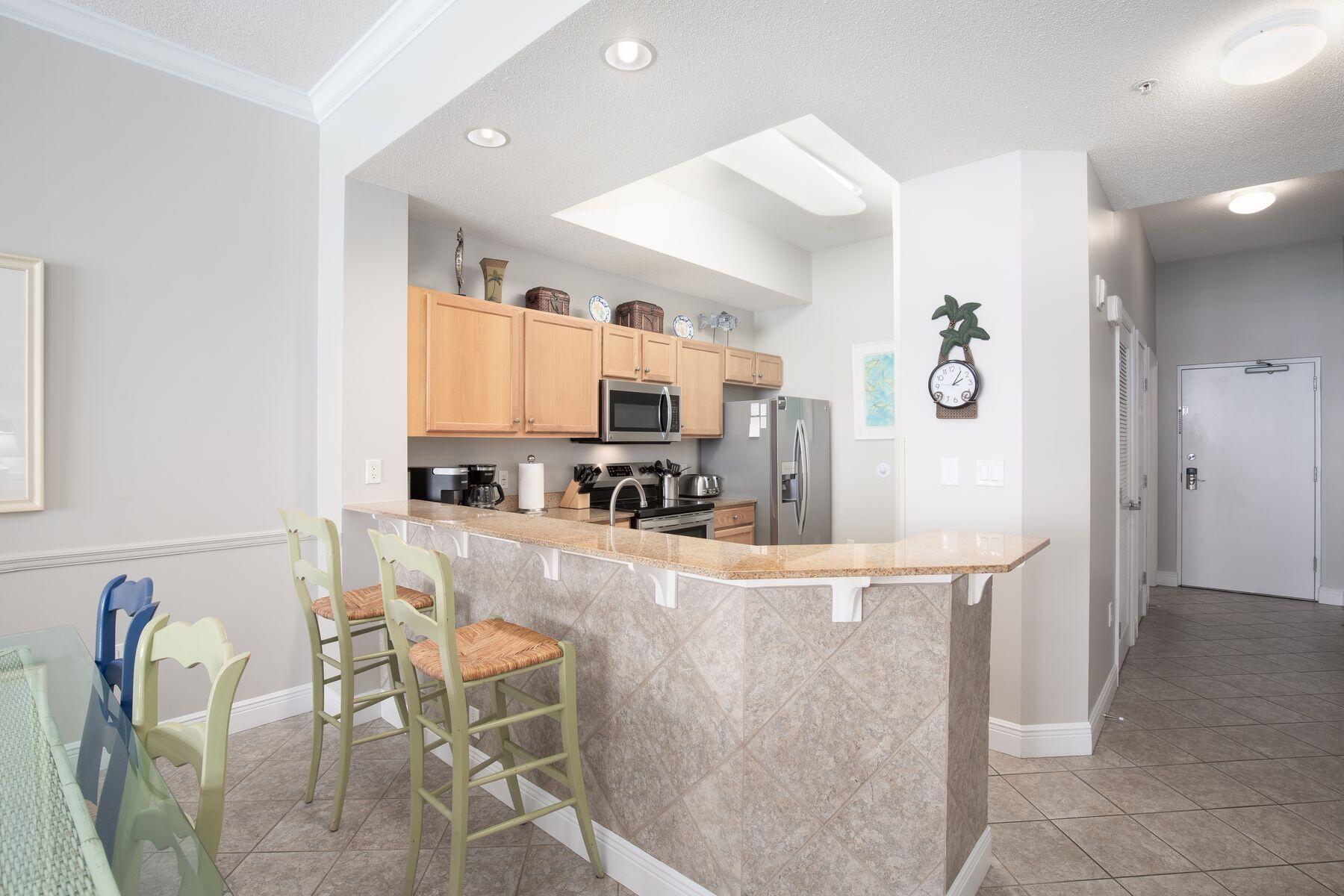 590 Santa Rosa Boulevard, 605