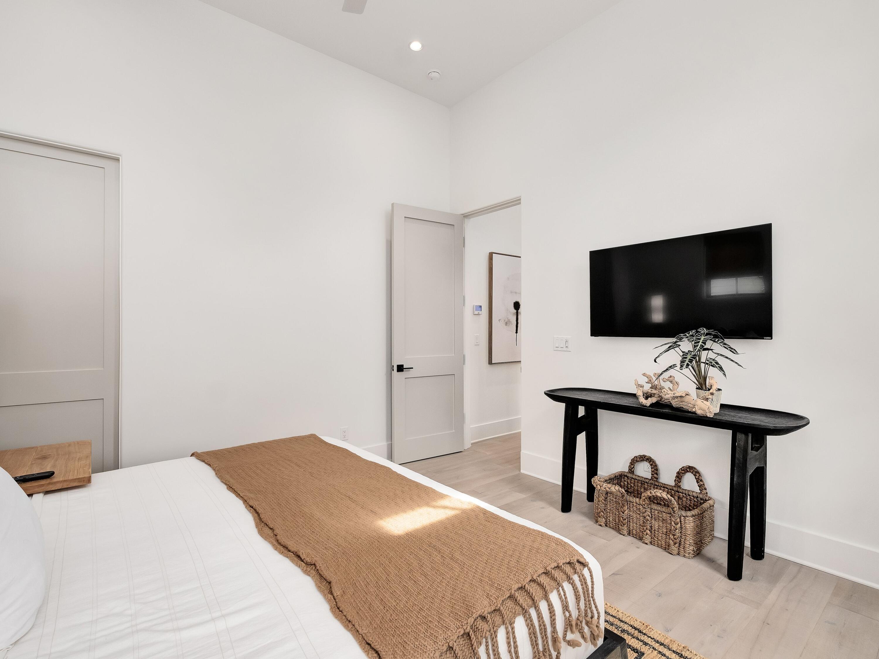 6 W Grande Pointe Drive