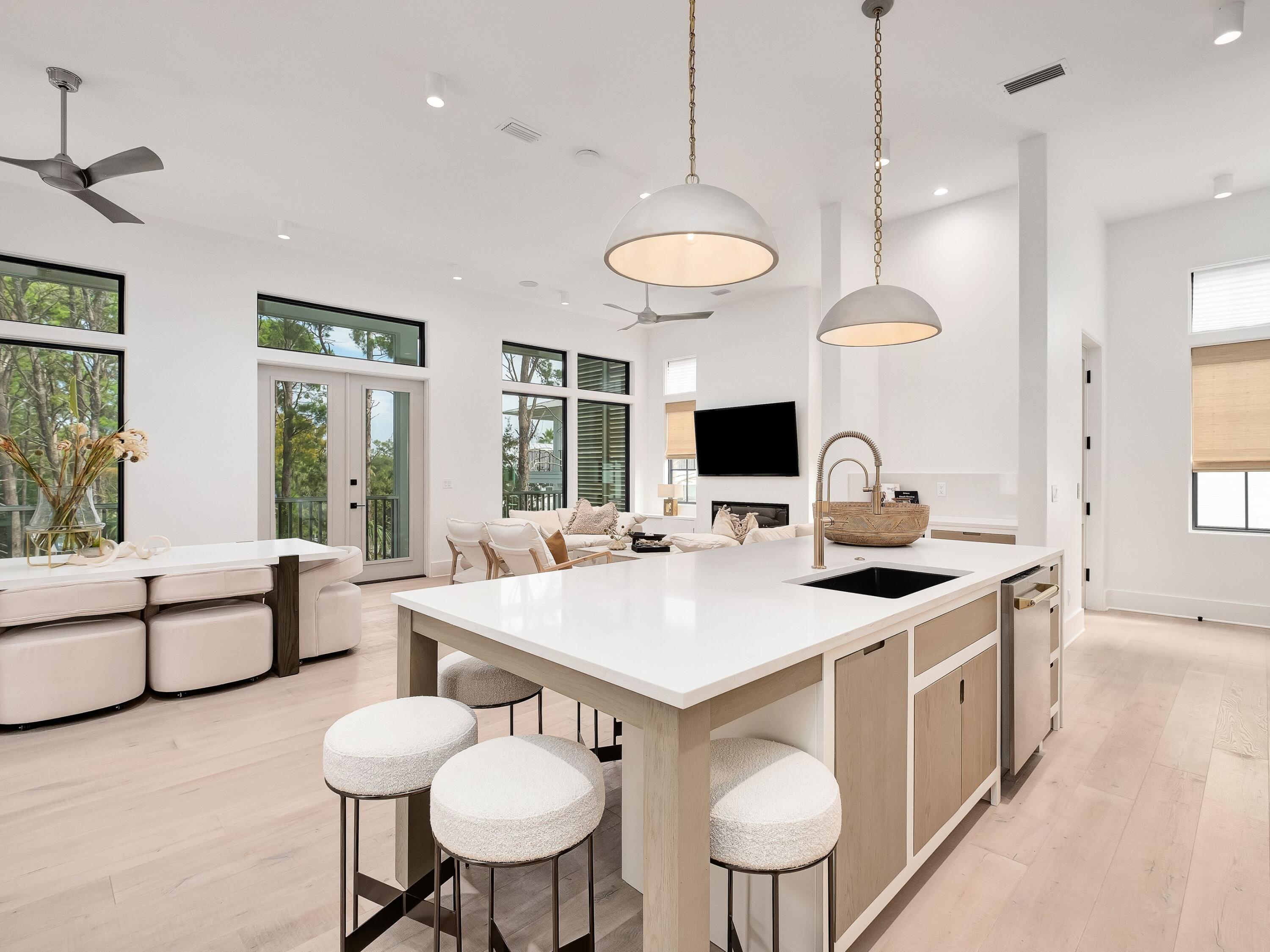 6 W Grande Pointe Drive