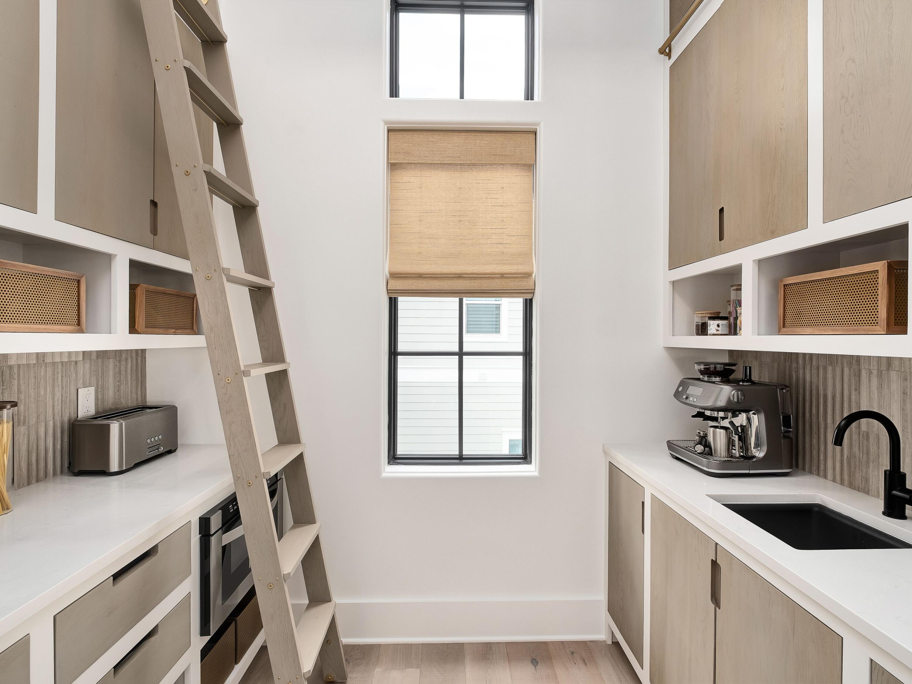 6 W Grande Pointe Drive