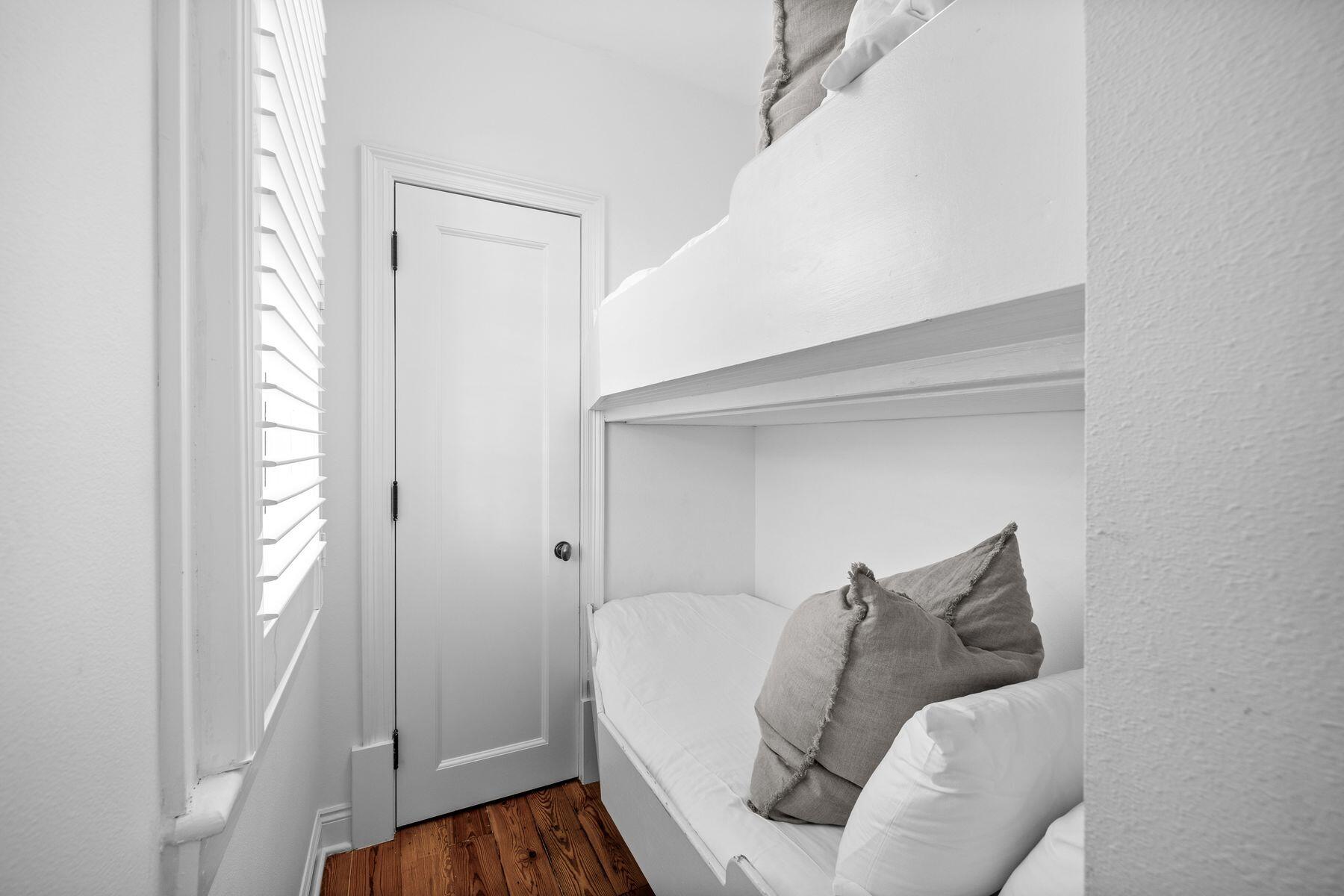 34 N Barrett Square, 2E