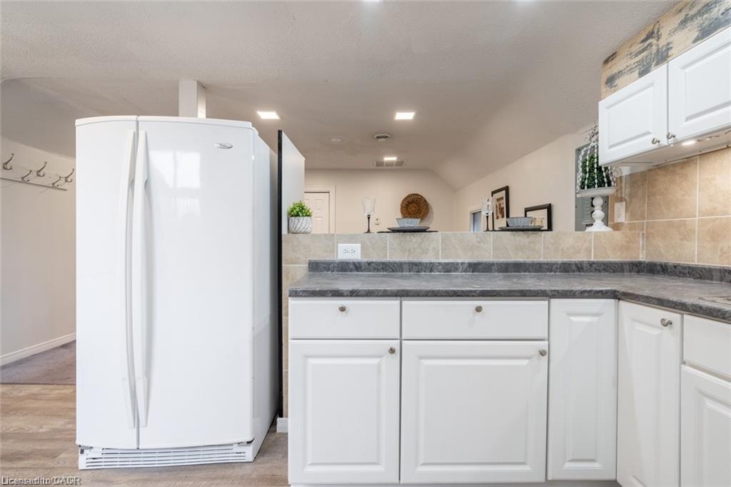 188 Sherman Avenue N Unit: Upper