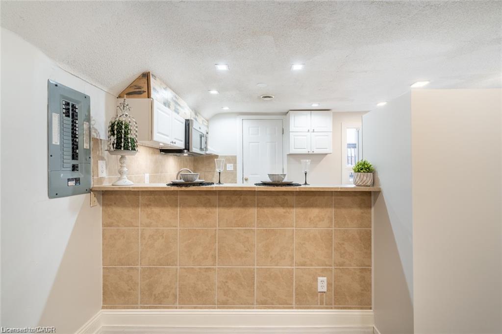 188 Sherman Avenue N Unit: Upper