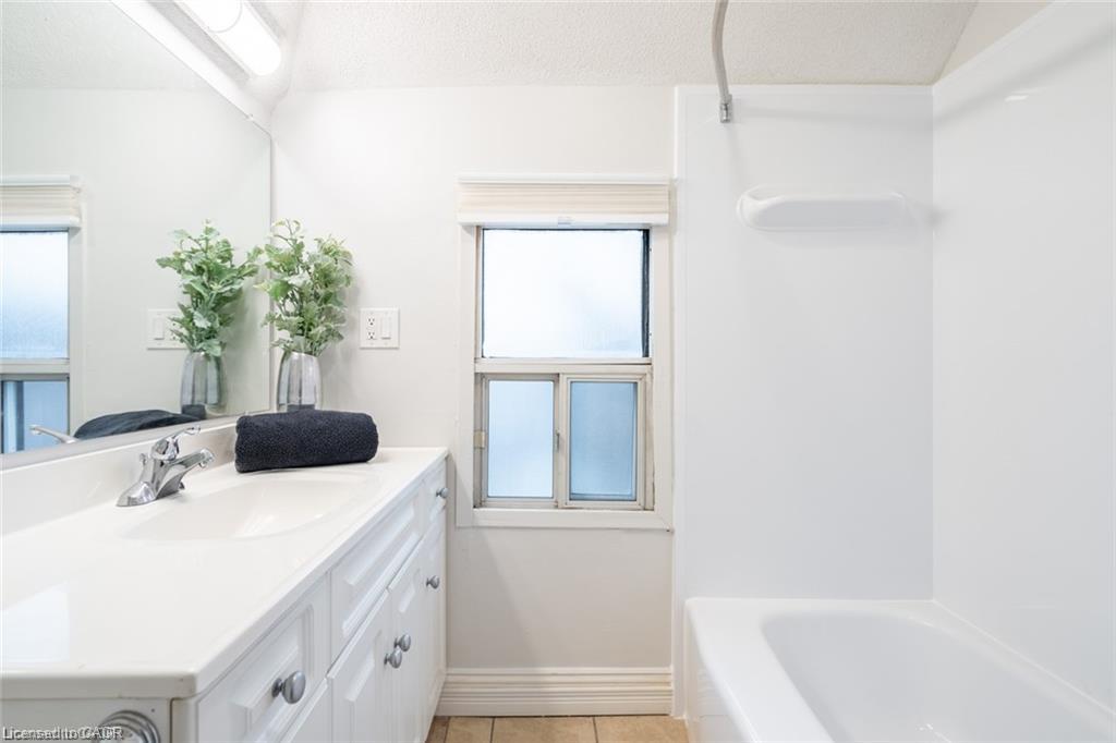 188 Sherman Avenue N Unit: Upper