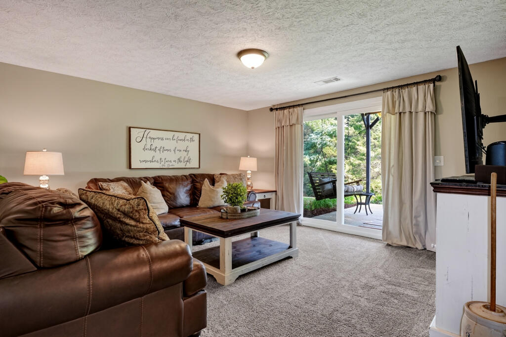 3405 Riveroaks Dr