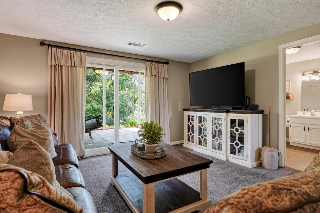 3405 Riveroaks Dr