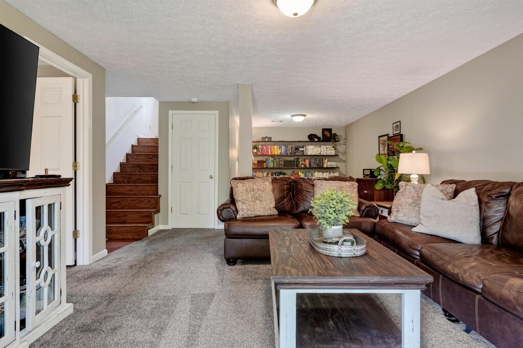 3405 Riveroaks Dr
