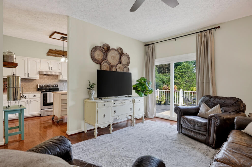 3405 Riveroaks Dr
