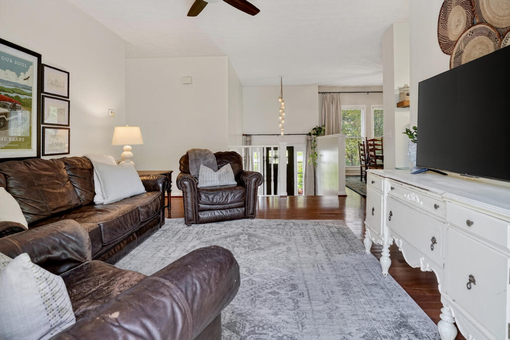 3405 Riveroaks Dr