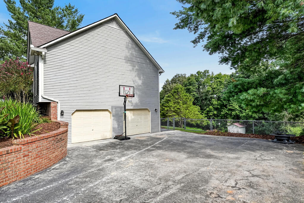 3405 Riveroaks Dr