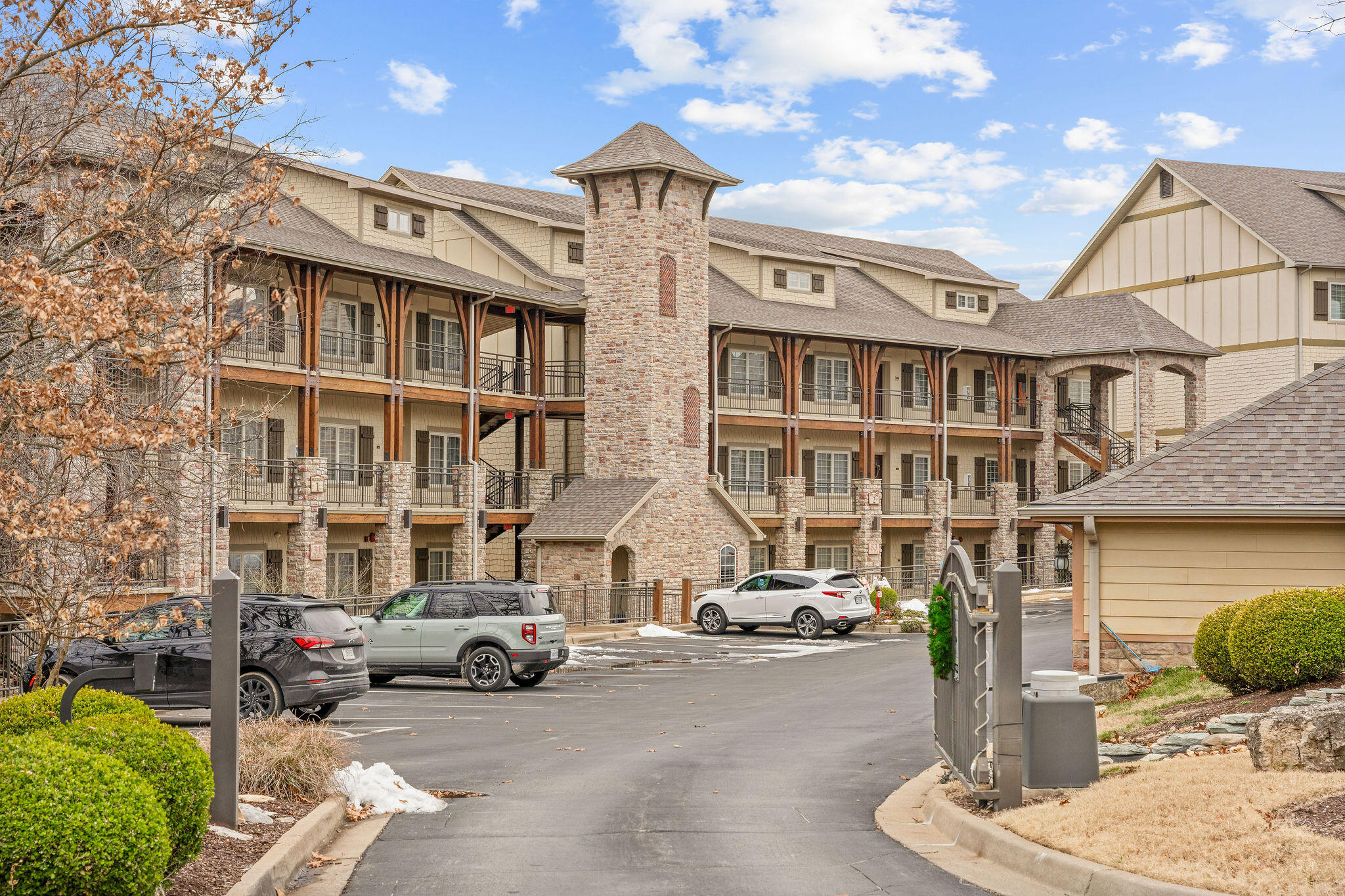 130 Royal Vista Drive Unit: 605