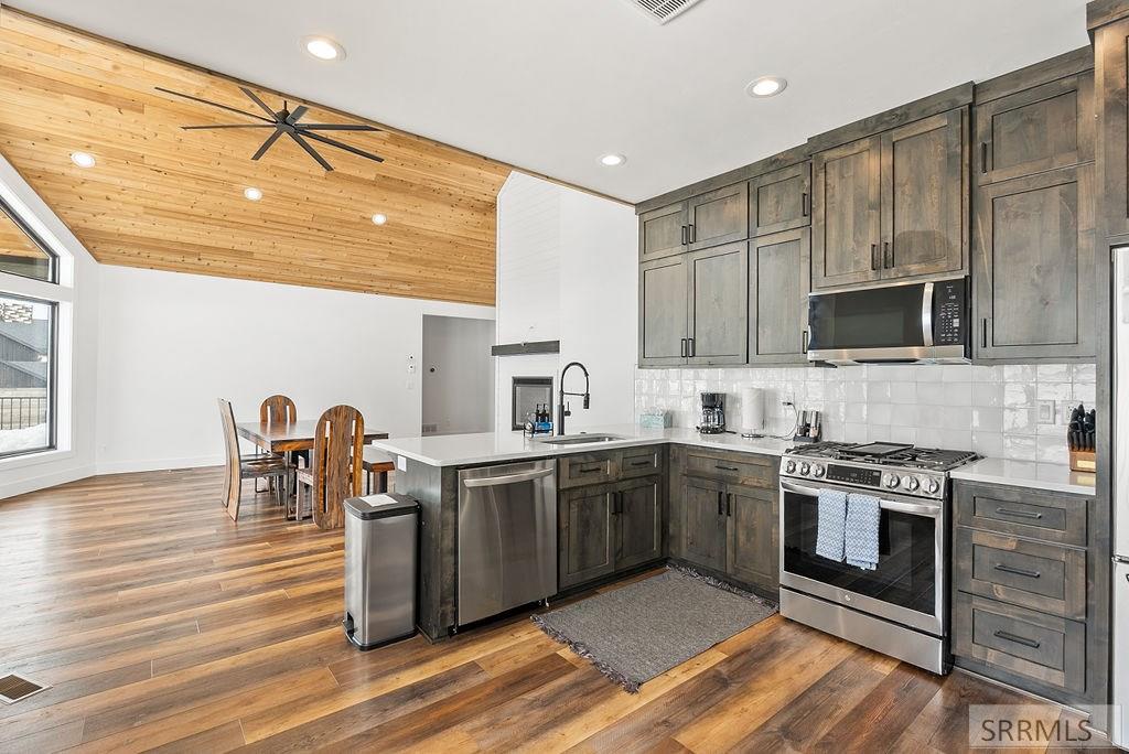 3425 Kestrel, Island Park