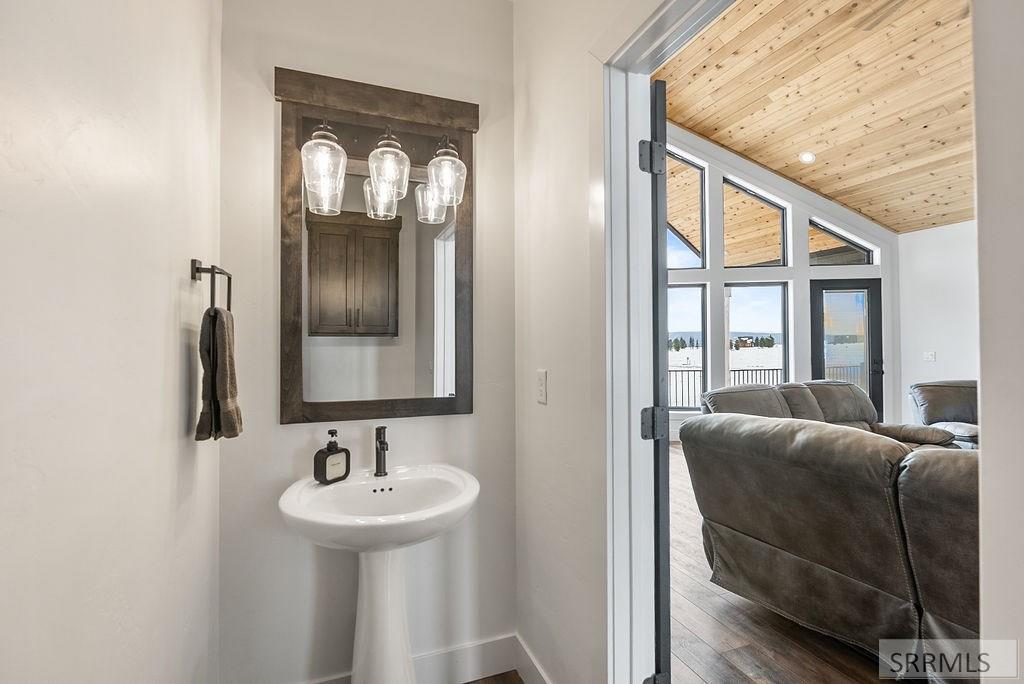 3425 Kestrel, Island Park