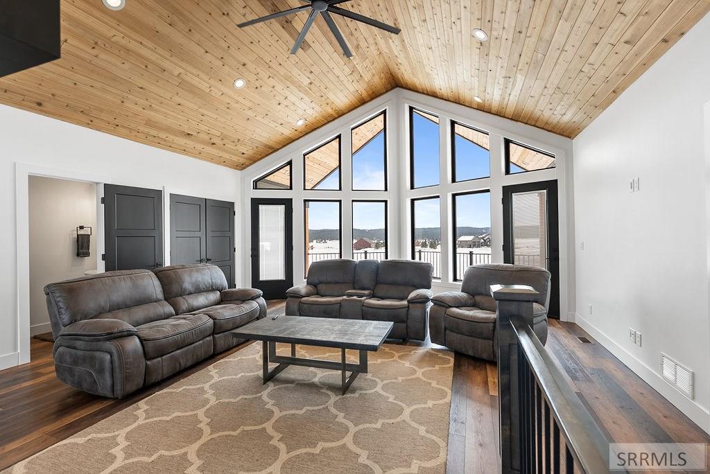 3425 Kestrel, Island Park