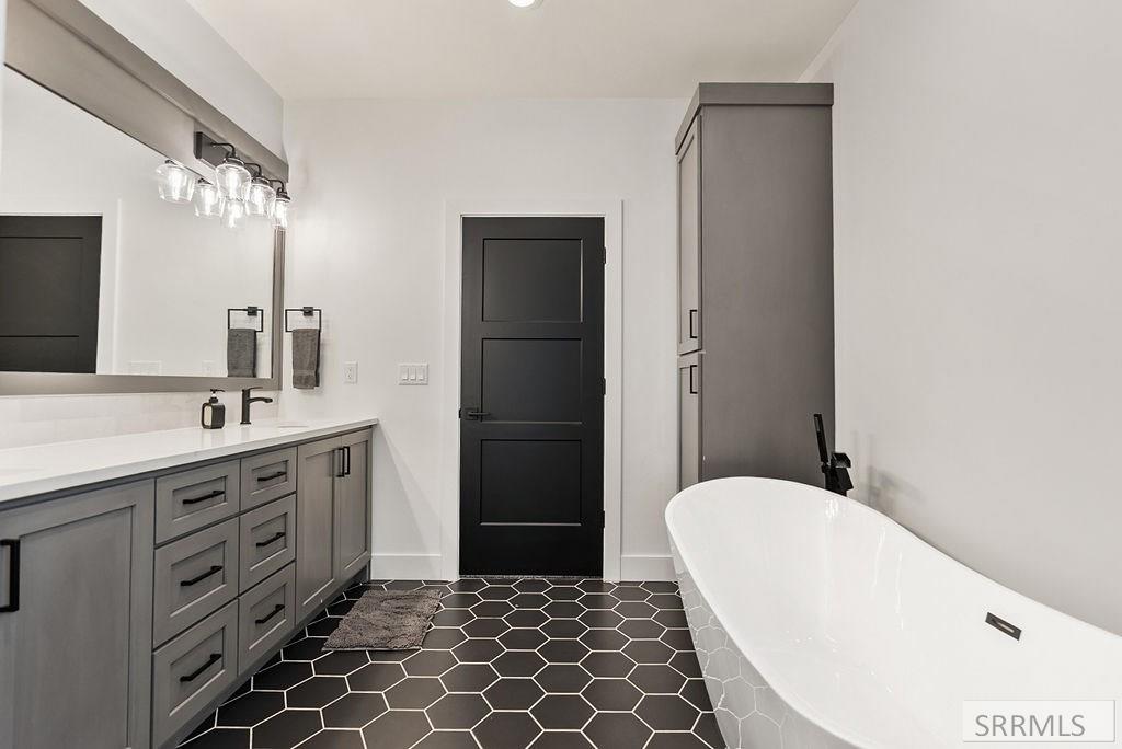 3425 Kestrel, Island Park