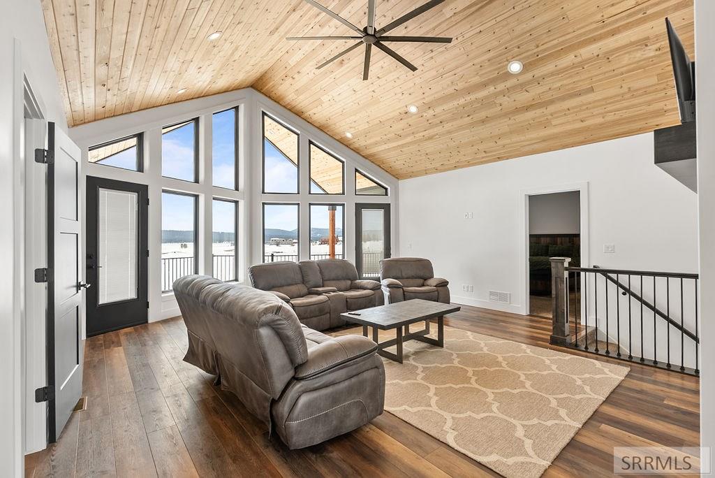 3425 Kestrel, Island Park