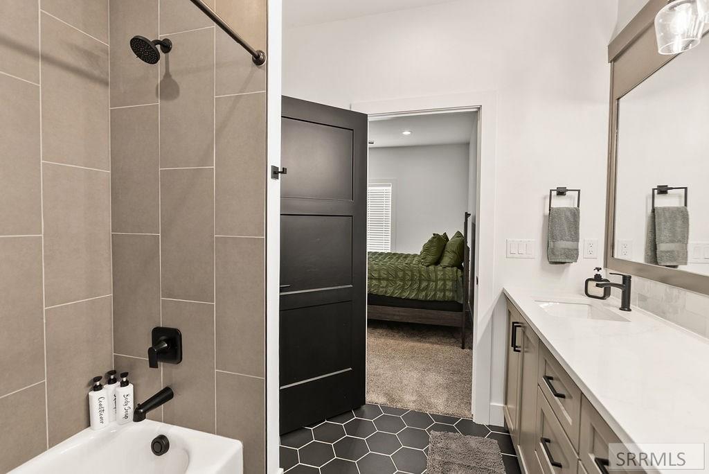 3425 Kestrel, Island Park