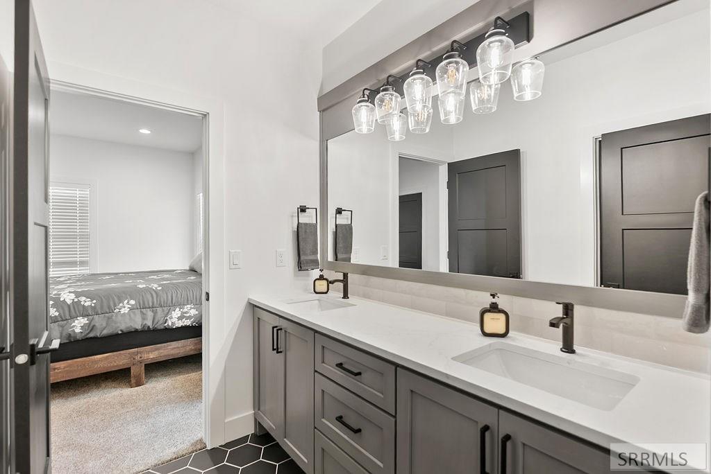 3425 Kestrel, Island Park