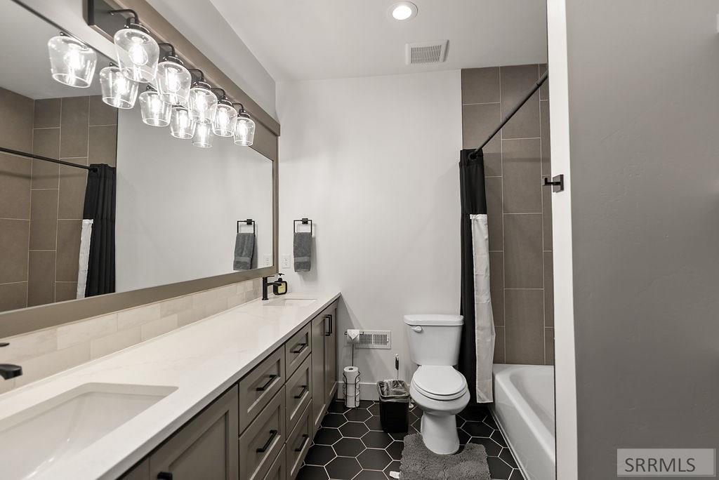 3425 Kestrel, Island Park