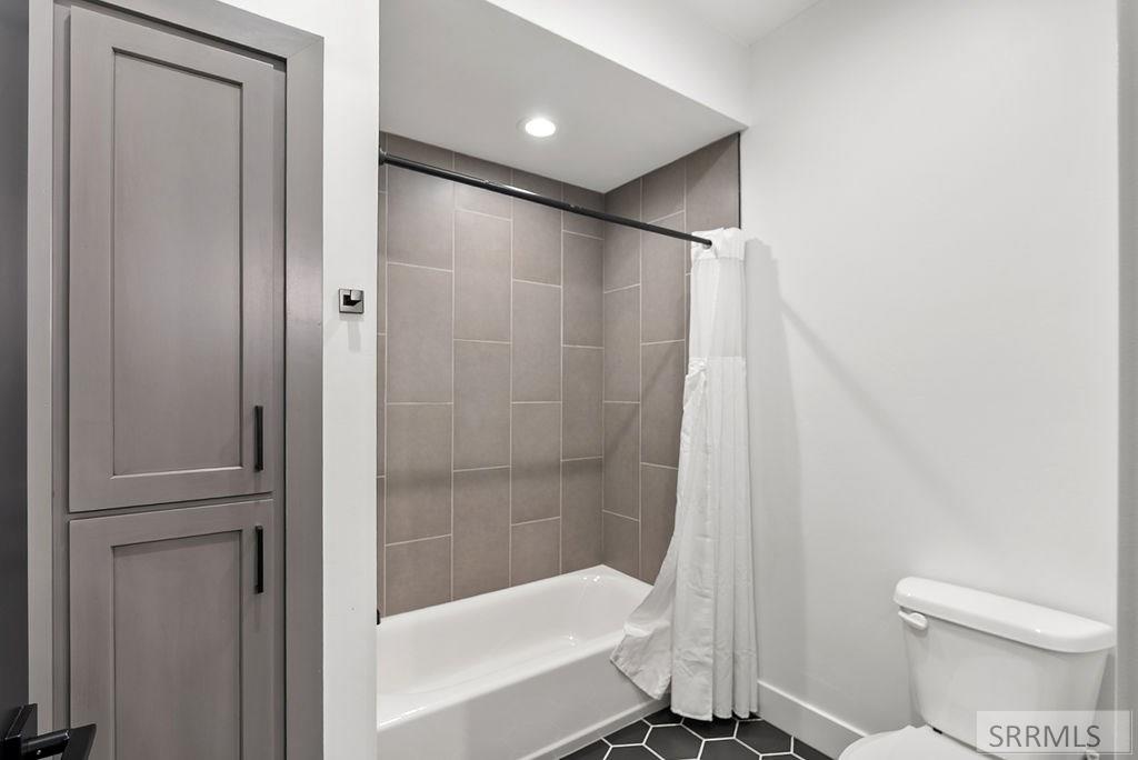 3425 Kestrel, Island Park