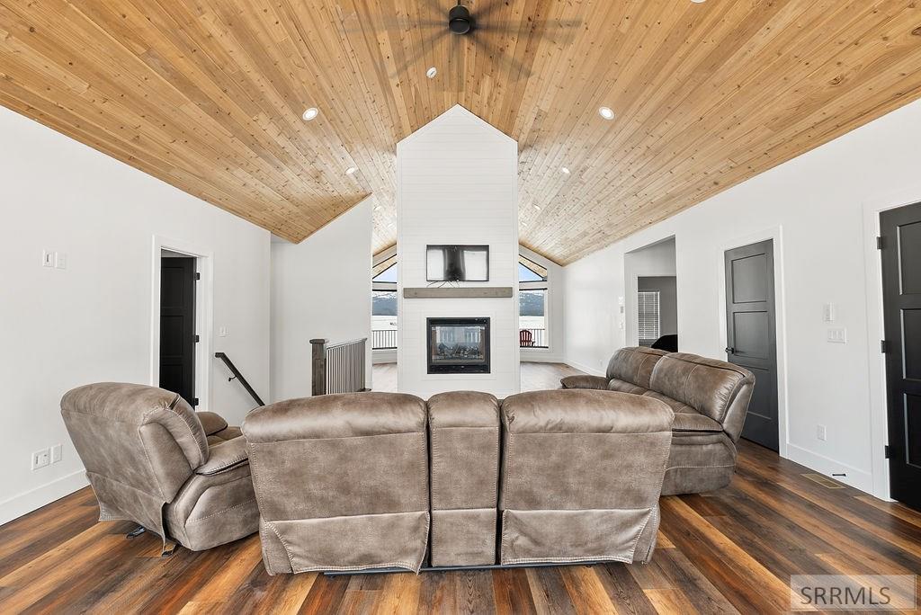 3425 Kestrel, Island Park