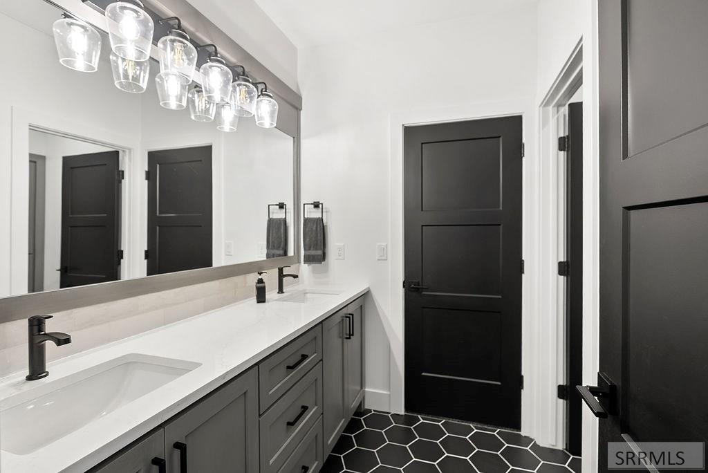 3425 Kestrel, Island Park