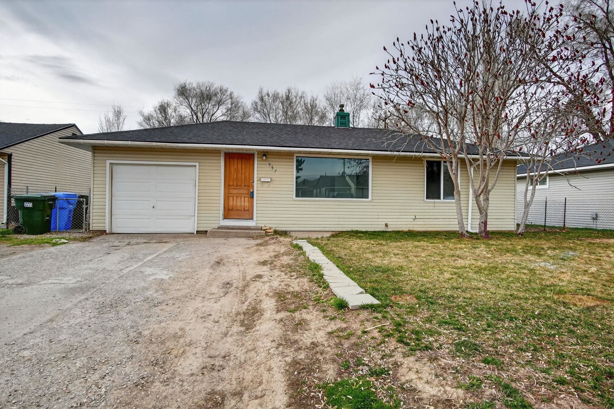 957 Meadowbrook Ln