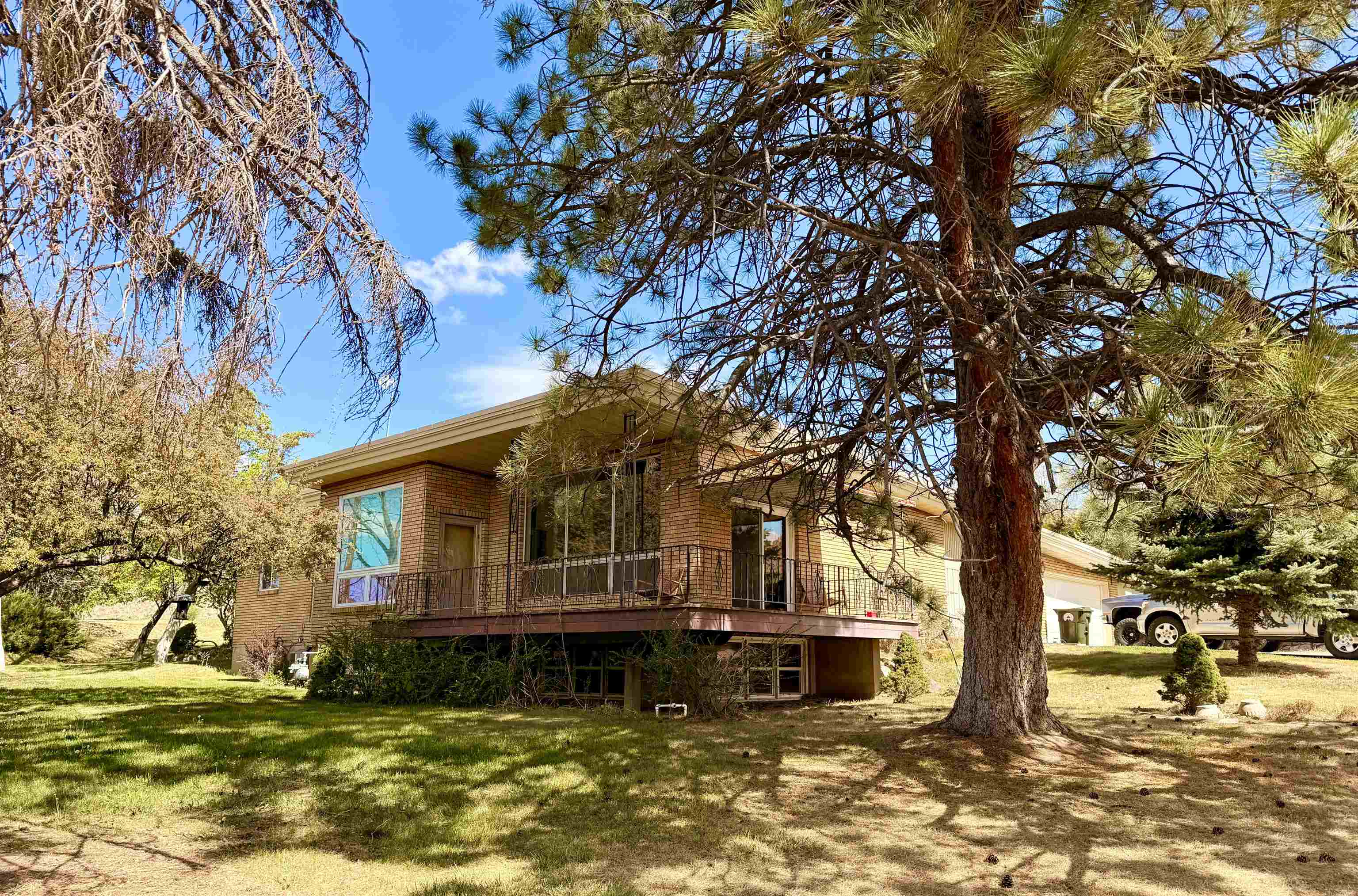 2046 E Center