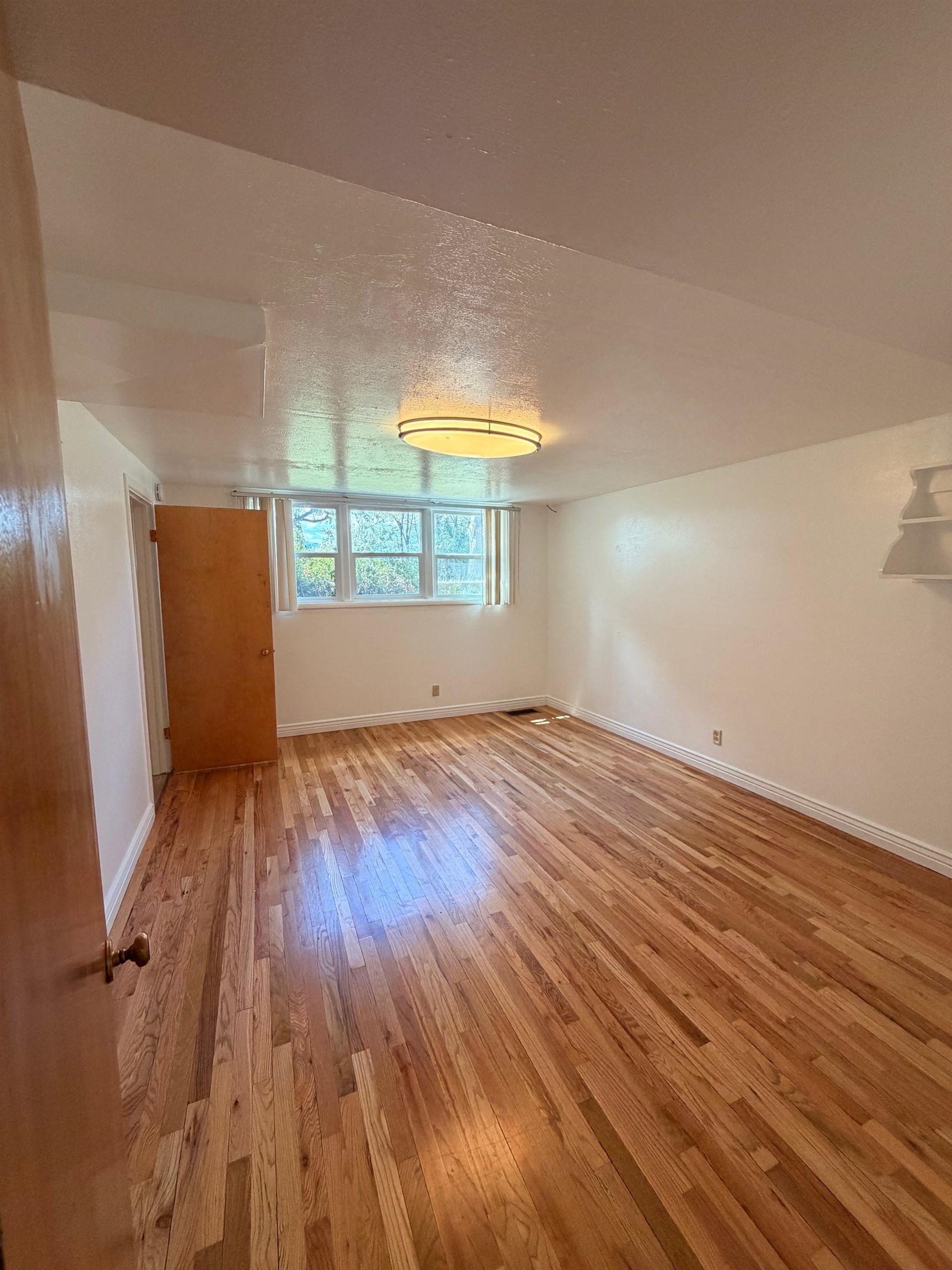 2046 E Center