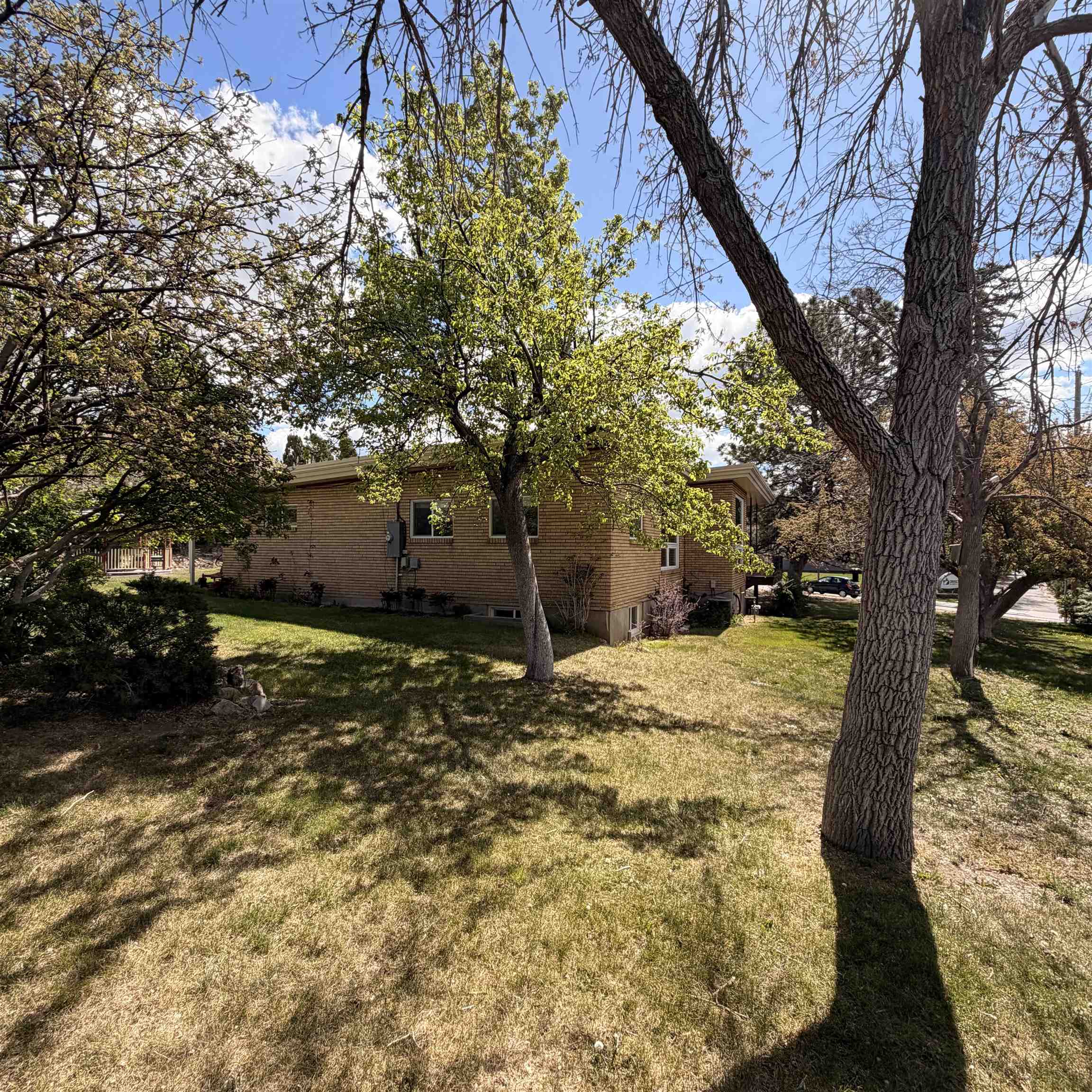 2046 E Center