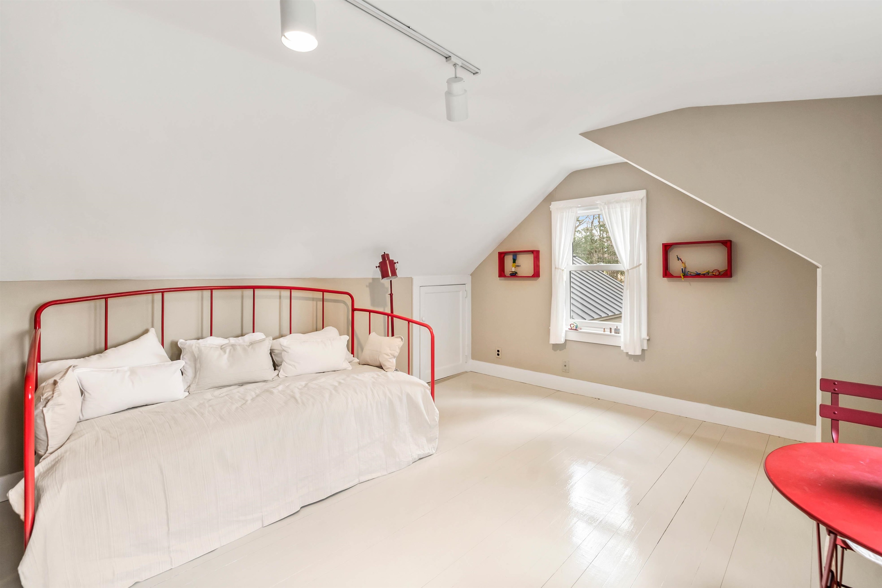 83 Squires Lane