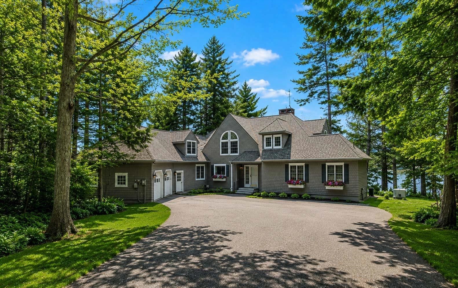 986 Lakeshore Drive