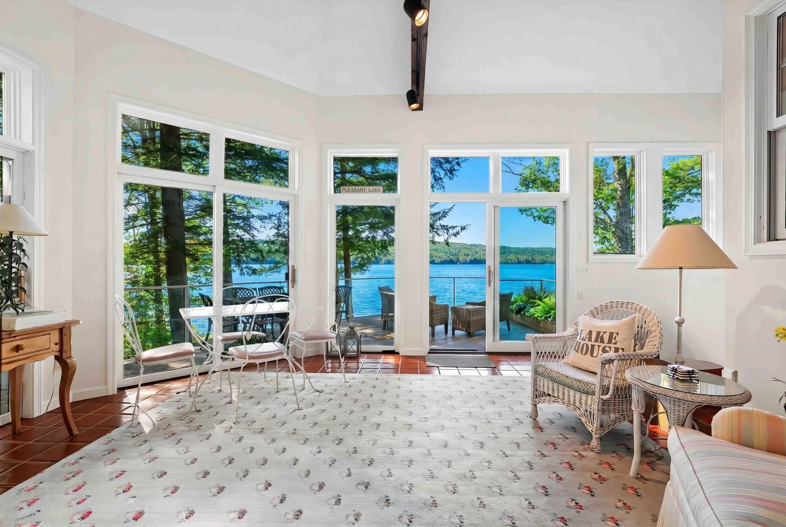 986 Lakeshore Drive