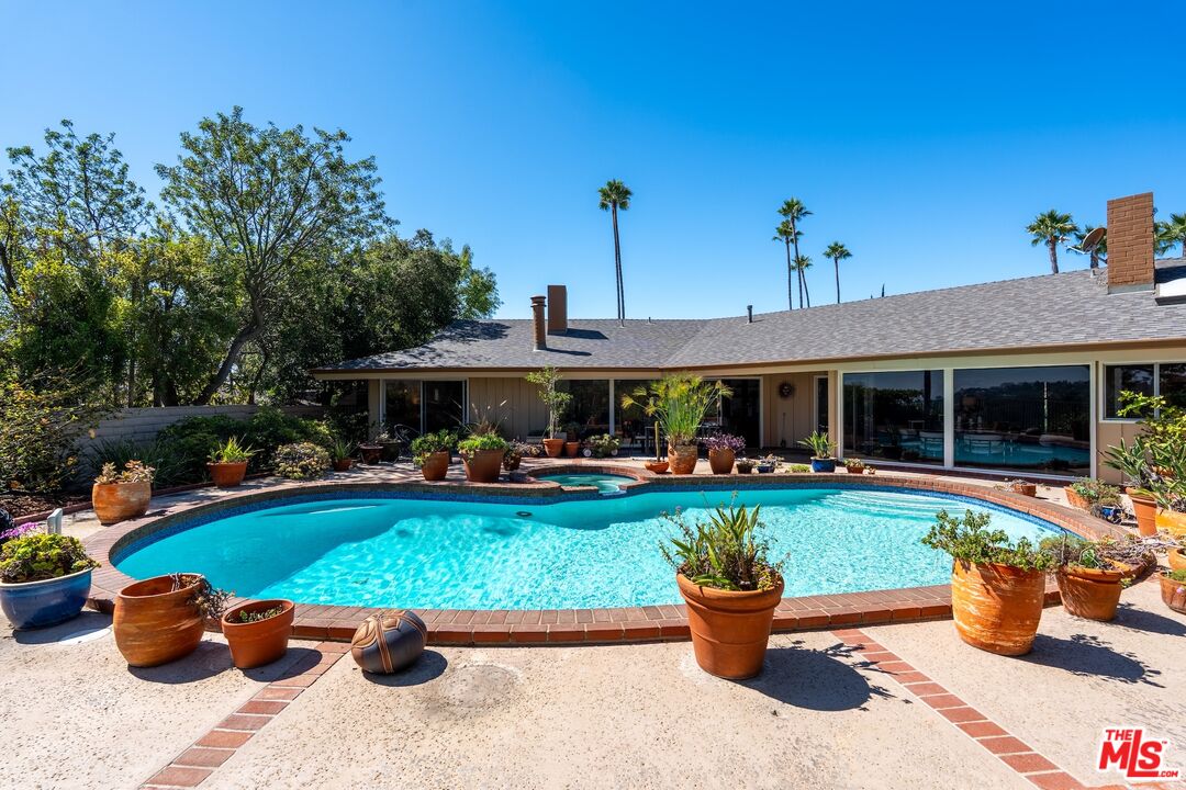 2200 Jeffersonia Way