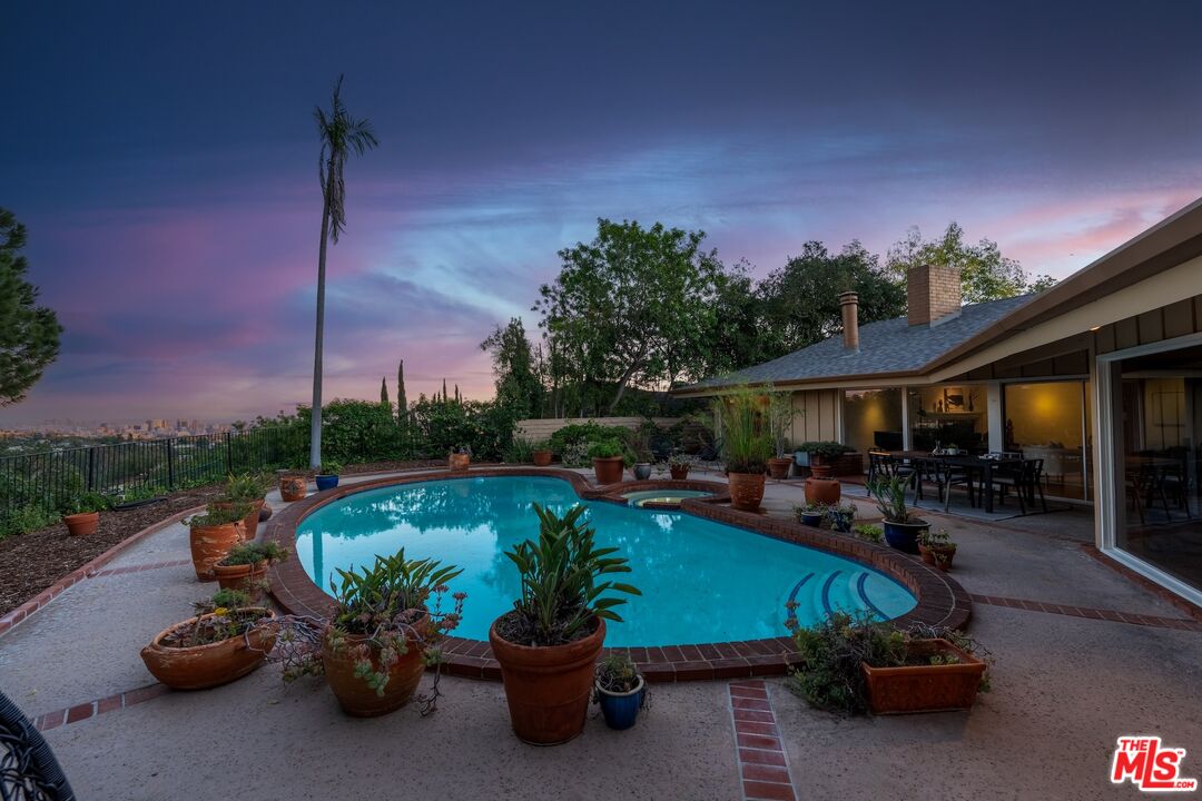 2200 Jeffersonia Way