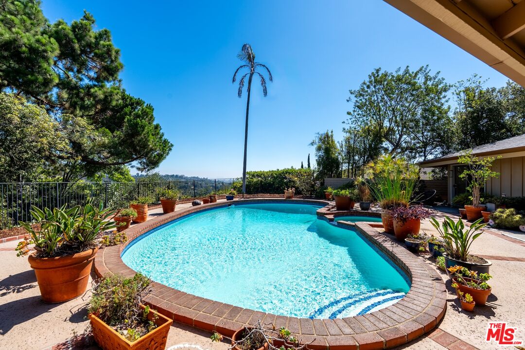 2200 Jeffersonia Way
