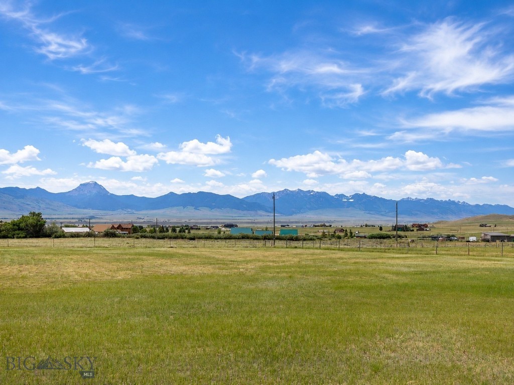 353 Shining Mountains Loop Road