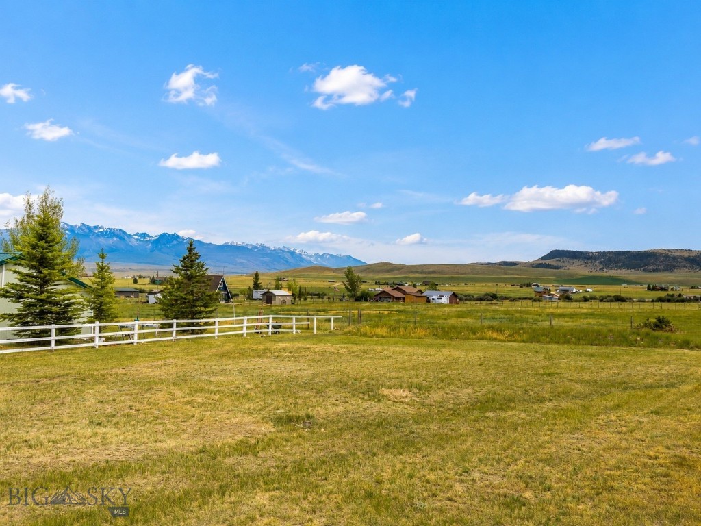 353 Shining Mountains Loop Road