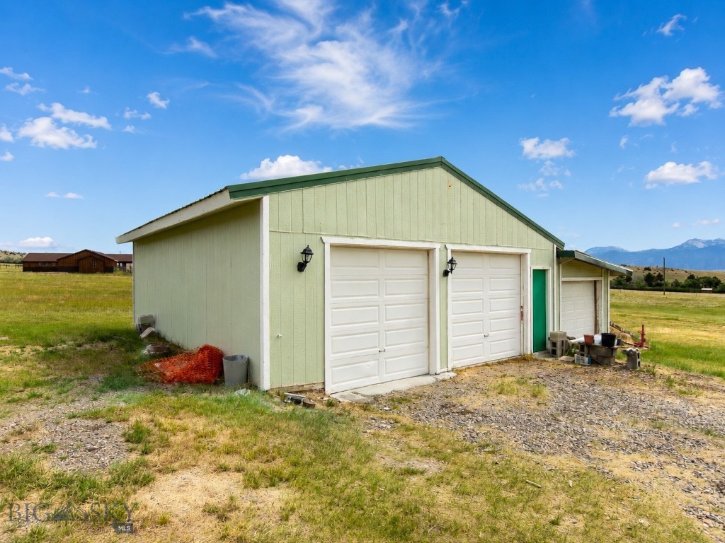 353 Shining Mountains Loop Road