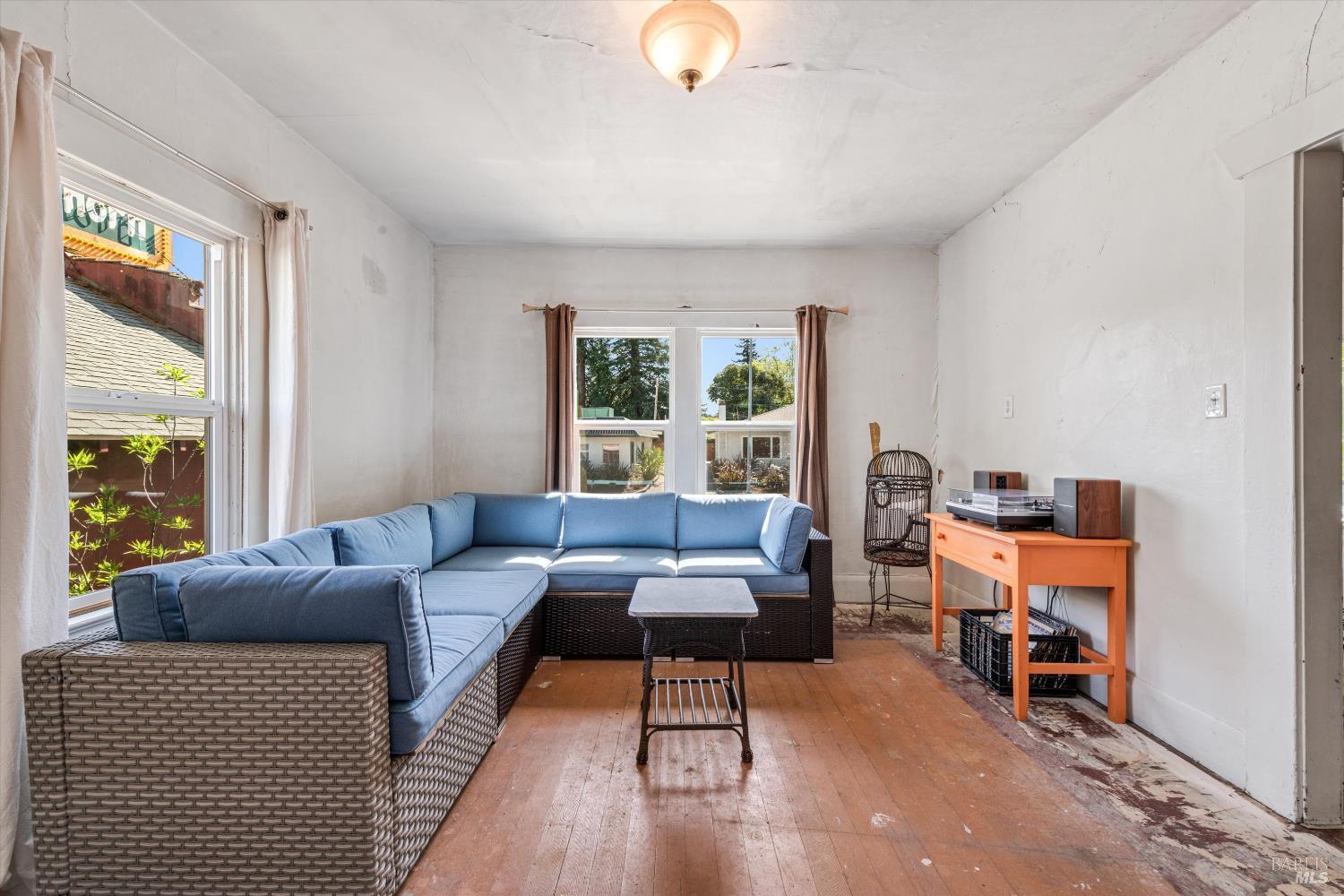 611 Petaluma Boulevard S