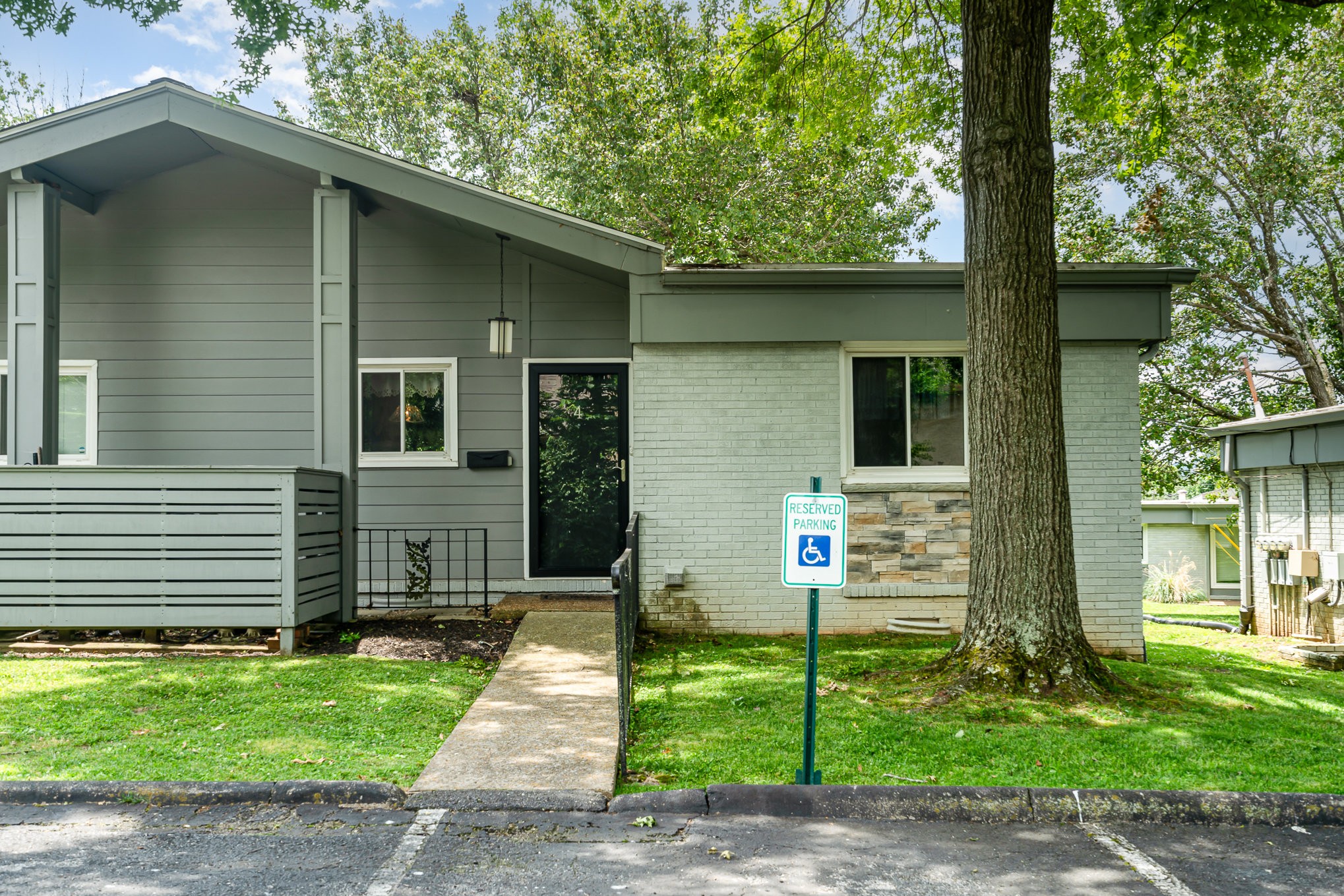 1900 Richard Jones Rd Unit: J4