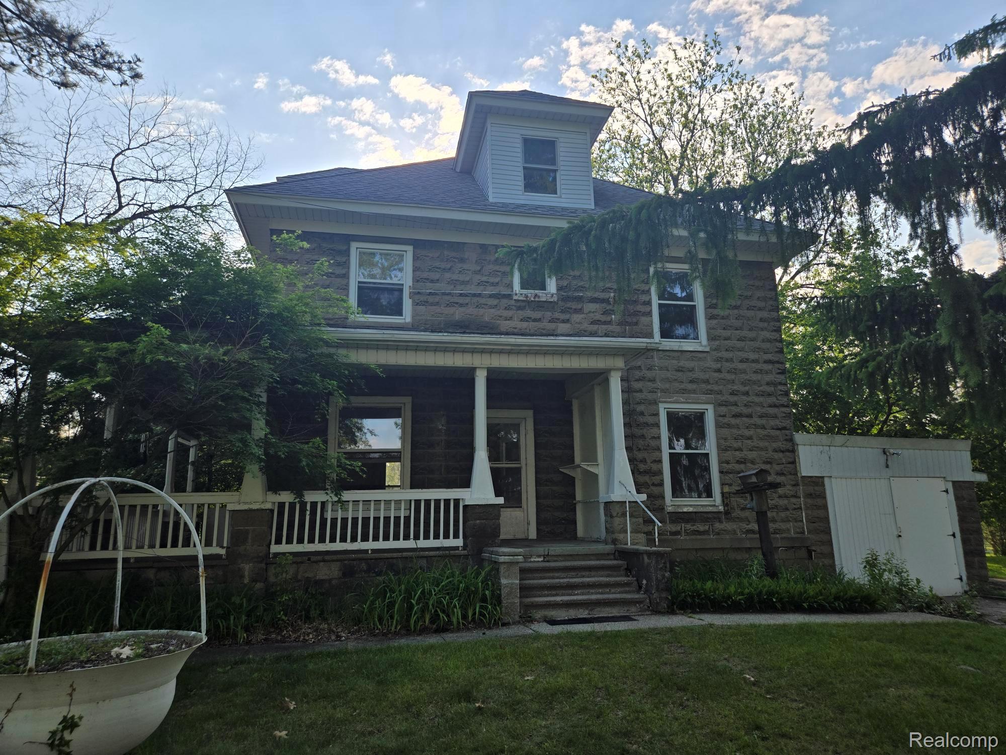 812 Academy Road