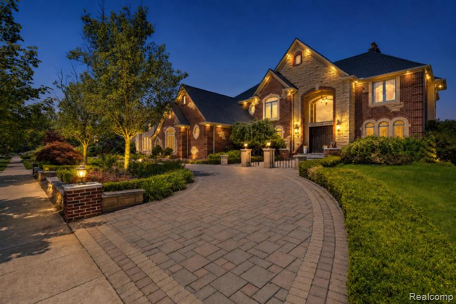 48554 STONERIDGE Drive