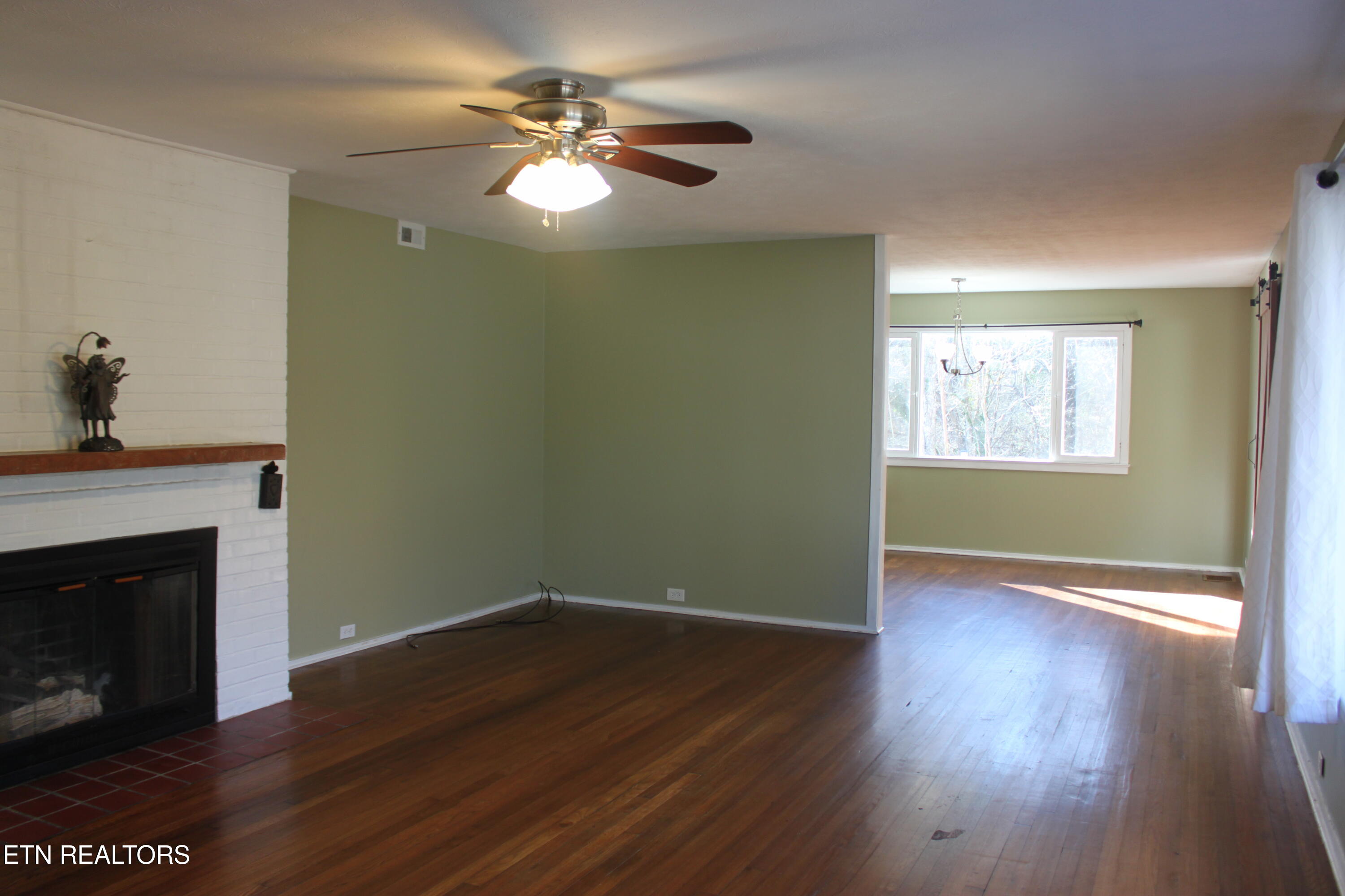 114 E Price Rd