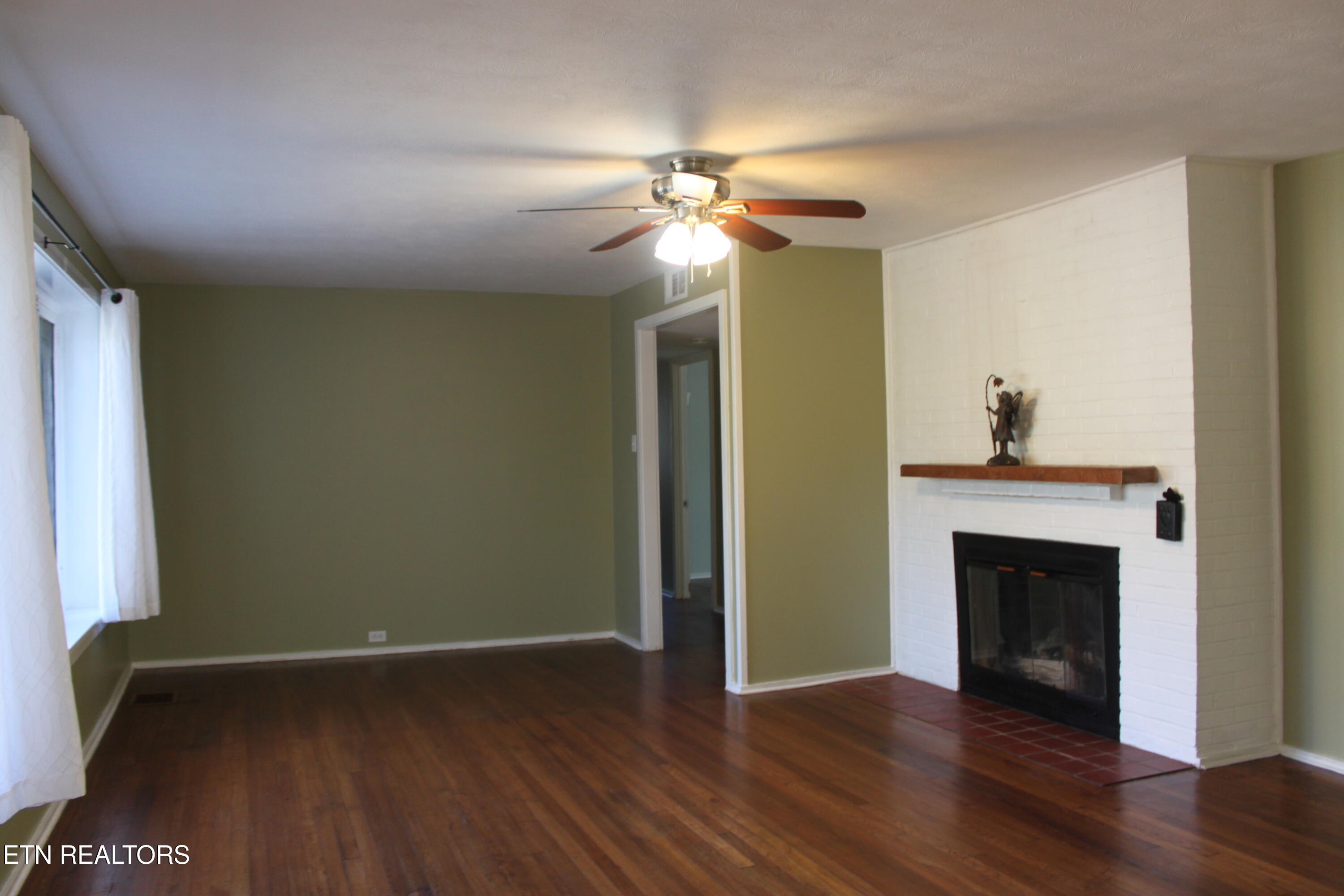 114 E Price Rd