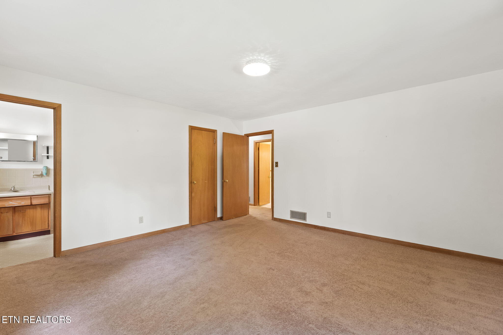 961 W West Outer Drive